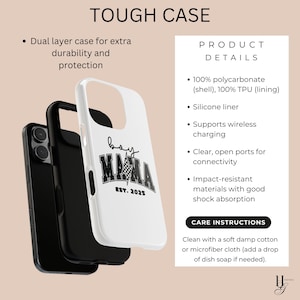 Puede incluir: Una funda de tel&eacute;fono blanca con un gr&aacute;fico en blanco y negro que dice "boy mama est. 2025". La funda est&aacute; hecha de un material de doble capa para mayor durabilidad y protecci&oacute;n.