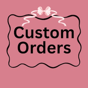 Pode incluir: Um fundo rosa com uma borda preta ondulada e as palavras "Custom Orders" em letras pretas em negrito. Um laço rosa claro com fitas está no topo da imagem.