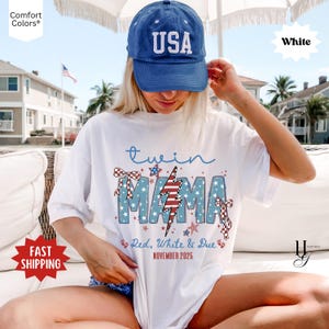 Koszulka Twin Mama Comfort Colors® z okazji 4 lipca, Patriotyczna Mama, spersonalizowana koszulka z datą, czerwono-biało-czerwona, z terminem narodzin, strój ciążowy, prezent na baby shower dla przyszłej mamy