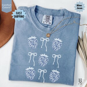 Süßes Strawberry Comfort Colors® Shirt Sommerbeeren Ästhetisches Tshirt Girly Preppy Bow Tee Botanischer Garten Shirts Erdbeer Festival Geschenke
