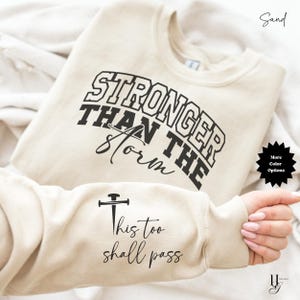 Stärker als der Sturm christliche Ästhetik Sweatshirt Anbetung Pullover Jesus Bekleidung Kirche Liebhaber Gottes Geschenk Bibel Passage Shirt Glaube Geschenk