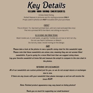 Puede incluir: Texto negro sobre fondo beige que detalla informaci&oacute;n sobre sudaderas Gildan 1800. Incluye detalles sobre tallas, impresi&oacute;n, instrucciones de lavado y devoluciones. Las sudaderas son unisex.