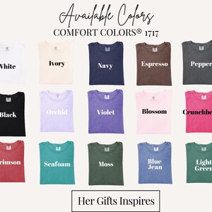 Peut inclure: Pr&eacute;sentation de t-shirts Comfort Colors 1717 dans diverses couleurs : blanc, ivoire, marine, expresso, poivre, noir, orchid&eacute;e, violet, fleur, crunchberry, cramoisi, &eacute;cume de mer, mousse, jean bleu et vert clair. Le texte "Available Colors" est en haut.