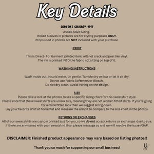 Peut inclure: Texte sur fond beige avec l'inscription "Key Details" en &eacute;criture manuscrite. Le texte en dessous fournit des informations sur le produit, notamment le dimensionnement, les instructions de lavage et les politiques de retour. Le processus d'impression est &eacute;galement mentionn&eacute;.