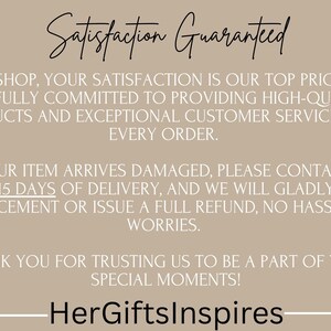 Peut inclure: Fond beige avec le texte "Satisfaction Guaranteed" en &eacute;criture cursive. Le texte promet des produits de haute qualit&eacute; et un service client. Un sceau dor&eacute; avec un ruban noir est dans le coin sup&eacute;rieur gauche. Le nom de la boutique, "HerGiftsInspires", est en bas.