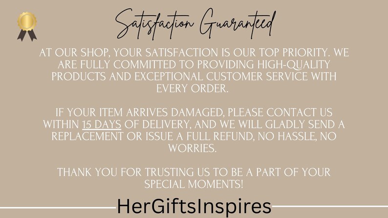 Peut inclure: Fond beige avec le texte "Satisfaction Guaranteed" en &eacute;criture cursive. Le texte promet des produits de haute qualit&eacute; et un service client. Un sceau dor&eacute; avec un ruban noir est dans le coin sup&eacute;rieur gauche. Le nom de la boutique, "HerGiftsInspires", est en bas.
