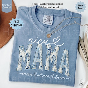 Puede incluir: Una camiseta azul vaquera Comfort Colors con "nicu MAMA" en un diseño de patchwork floral. La camiseta también presenta los nombres "emma oliver luca" en escritura cursiva. Un collar de oro con un colgante descansa sobre la camiseta. El texto "Faux Patchwork Design is NOT Embroidered" es visible.
