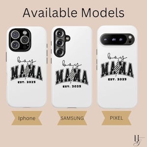 Puede incluir: Tres fundas de tel&eacute;fono blancas con un dise&ntilde;o a cuadros en blanco y negro que dice "boy mama est. 2025". Las fundas son para iPhone, Samsung y Pixel.
