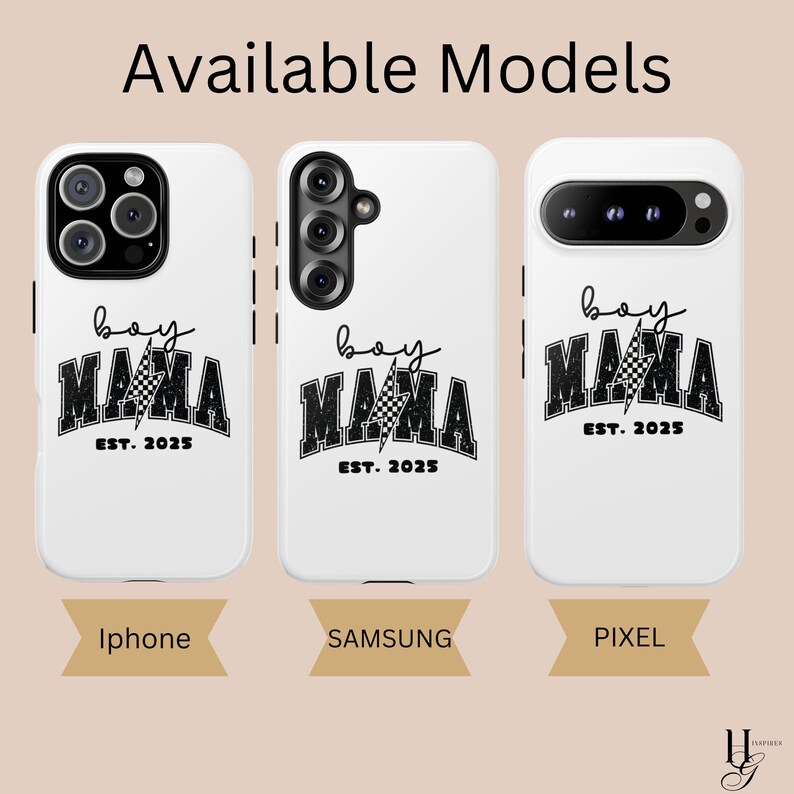 Puede incluir: Tres fundas de tel&eacute;fono blancas con un dise&ntilde;o a cuadros en blanco y negro que dice "boy mama est. 2025". Las fundas son para iPhone, Samsung y Pixel.