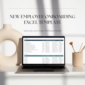 Peut inclure: Un écran d'ordinateur portable affichant une feuille de calcul intitulée "Modèle de formation des nouveaux employés Excel". La feuille de calcul répertorie les tâches, les priorités, les personnes responsables, les dates d'échéance et l'état. L'ordinateur portable est sur une table avec des pinceaux dans un récipient.