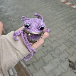 Frog Crochet Coin Purse Pattern PDF – Amigurumi Bag Charm Keychain Tutorial (EN & DE