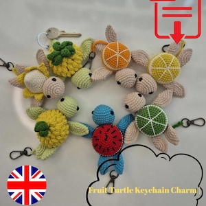 Può includere: Una collezione di portachiavi a forma di tartaruga di frutta all'uncinetto colorati. Le tartarughe presentano vari disegni di frutta, tra cui ananas, arancia, limone, anguria e lime. Ogni portachiavi ha un fermaglio in metallo. L'immagine include anche una chiave e un'icona di download PDF.