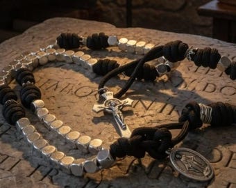 Rosario de cuentas de madera o de paracord de acero inoxidable con la inscripción "Cristo es Rey"