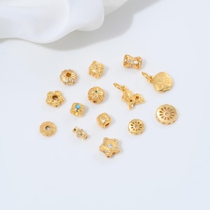 Puede incluir: Un juego de tres tazas de cerámica con un acabado mate moteado. Las tazas son de color crema, marrón claro y marrón oscuro. Cada taza tiene un diseño simple y minimalista y un asa redondeada.