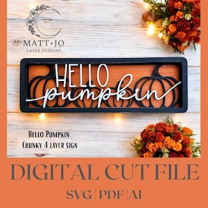 Puede incluir: Un letrero de madera con marco negro con las palabras "HELLO pumpkin" en escritura blanca. El letrero presenta siluetas de calabazas y un fondo naranja. El letrero está etiquetado como "HELLO PUMPKIN CHUNKY 4 LAYER SIGN".