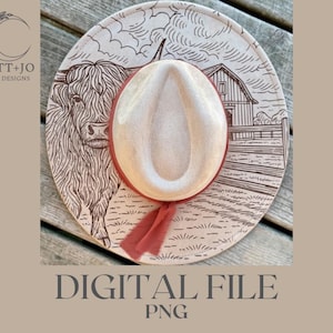 Pode incluir: Um chap&eacute;u de cowboy bege com uma fita e la&ccedil;o vermelhos, com um design gravado detalhado. O design inclui uma vaca das Terras Altas, um celeiro e o texto "DIGITAL FILE PNG". O chap&eacute;u est&aacute; sobre um fundo de madeira.