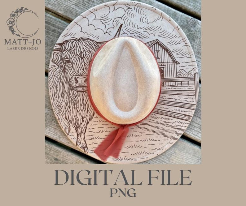 Pode incluir: Um chap&eacute;u de cowboy bege com uma fita e la&ccedil;o vermelhos, com um design gravado detalhado. O design inclui uma vaca das Terras Altas, um celeiro e o texto "DIGITAL FILE PNG". O chap&eacute;u est&aacute; sobre um fundo de madeira.