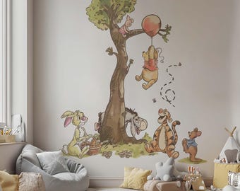 Puede incluir: Una calcomanía de pared con temática de Winnie the Pooh que presenta a Winnie the Pooh, Piglet, Tigger, Eeyore y un tarro de miel. La calcomanía está en una pared blanca con un árbol marrón y un globo.
