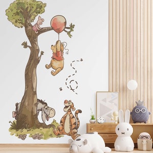 赤ちゃんの部屋にぴったりな、森の風景を描いた装飾的なくまのプーさんのウォールステッカー