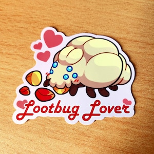 Op de afbeelding: Een witte en gele cartoon lootbug met blauwe ogen en rode hartjes eromheen. De tekst "Lootbug Lover" is geschreven in rode cursieve letters.
