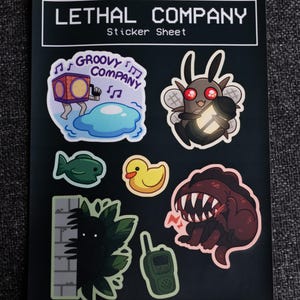 Lethal Company klistermärkesark 12,5 x 18 cm