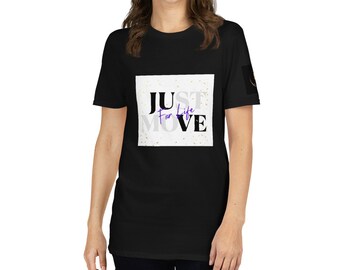 T-shirt Life DeliaStyle Go-Tos lisses pour vos collections, y compris ce t-shirt unisexe à manches courtes Just Move for Life écrit en violet