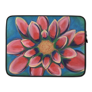 以下が含まれることがあります： 鮮やかな花の絵が描かれたラップトップスリーブ。 赤い花びら、黄色の中心、緑のアクセントが施された、大きく様式化された花が、ティールブルーの背景に描かれています。 スリーブには黒いジッパーとトリムが付いています。