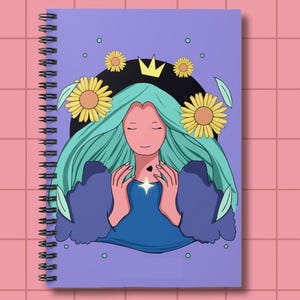 Può includere: Quaderno a spirale con copertina viola. La copertina presenta un'illustrazione di una donna con capelli turchesi, una corona d'oro e girasoli. La donna indossa un abito blu e congiunge le mani. Il quaderno è ambientato su uno sfondo piastrellato rosa.