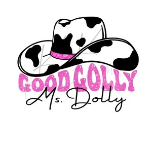 Puede incluir: Un sombrero vaquero de estampado de vaca en blanco y negro con una banda de purpurina rosa. El texto "Good Golly Ms. Dolly" está escrito en letras de purpurina rosa debajo del sombrero.