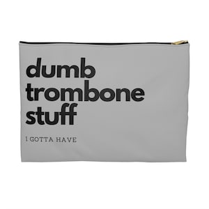 Peut inclure: Une pochette zippée grise avec le texte "dumb trombone stuff I GOTTA HAVE" en noir.