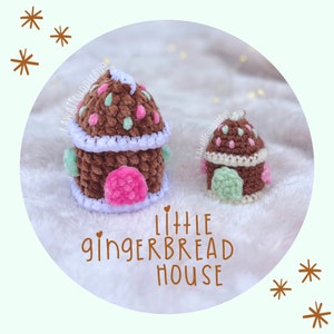 Op de afbeelding: Twee gehaakte gingerbread huisjes, een groter dan de andere, met witte frosting en kleurrijke snoepdecoraties. De tekst "klein gingerbread huisje" staat onder de huisjes.