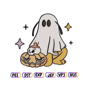 Könnte beinhalten: Ein Stickmuster mit einem Hund, der ein weißes Geisterlaken trägt und neben einem orangefarbenen Kürbis mit einem kleinen weißen Totenkopf sitzt. Das Bild enthält vierzackige Sterne sowie den Text PES, DST, EXP, JEF, VP3 und HUS darunter.