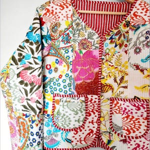 Puede incluir: Una chaqueta de patchwork colorida con un forro a rayas rojo y blanco. La chaqueta tiene dos bolsillos y está hecha de tela de algodón.