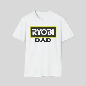 Könnte beinhalten: Weißes T-Shirt mit einem schwarzen Kasten, auf dem in gelben Buchstaben "RYOBI" und darunter "DAD" steht.