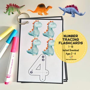 Op de afbeelding: Nummer-traceerkaarten met een dinosaurus thema. De kaarten bevatten een nummer met pijlen die de traceer volgorde aangeven. Het nummer vier wordt getoond met vier dinosaurussen. De tekst op de kaart luidt "Number Tracing Flashcards 1-10 Instant Download Ages 2-4 ThePreschoolLearner".