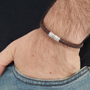 Pulsera de cuero trenzada personalizada para hombre, pulseras con nombre personalizado con pequeñas cuentas de plata, regalos navideños para el día del padre para él, mamá, novio