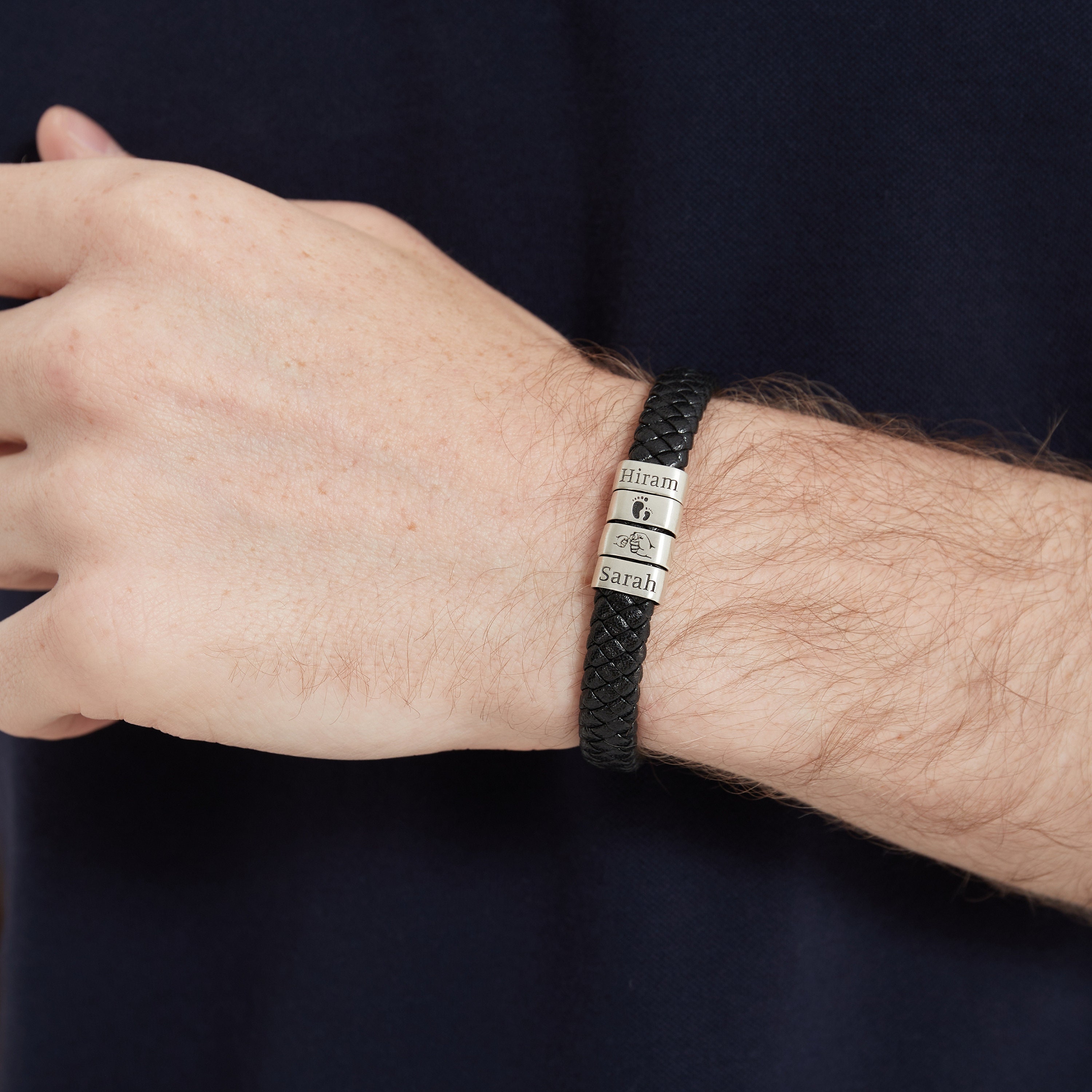 MyNameNecklace MYKA - Bracciale Uomo in Vera Pelle Intrecciata con Perline Personalizzate Incise con Nomi, in Argento 925, Regalo da Uomo, Festa del Papà (Argento 925 - Cordoncino di cotone nero