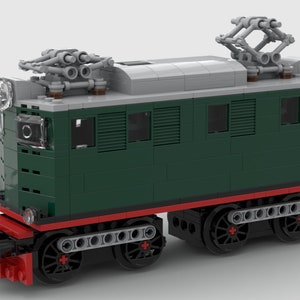 Puede incluir: Un modelo LEGO de una locomotora eléctrica verde y gris con detalles rojos y ruedas negras.