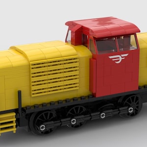 Può includere: Un locomotore di treno giocattolo giallo e rosso con una scala nera e un logo bianco sul lato. Il locomotore ha una cabina rossa e un corpo giallo.