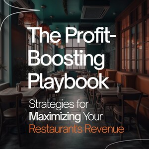 Könnte beinhalten: Ein Restaurant-Interieur mit Holztischen und -stühlen, einer langen braunen Lederbank und einer türkisfarbenen Decke. Der Text "The Profit-Boosting Playbook Strategies for Maximizing Your Restaurant's Revenue" ist in Weiß auf schwarzem Hintergrund dargestellt.