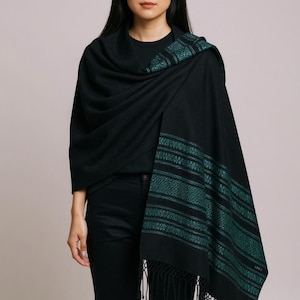 Zwarte handgeweven Mexicaanse rebozo-sjaal – ambachtelijke katoenen omslagdoek met geweven randen