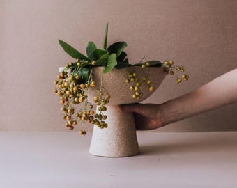 Hohe Terrakotta-Sockelschale - Skulpturale Keramik-Tafel - Fuß-Obstschale - Moderne rustikale Tischdekoration