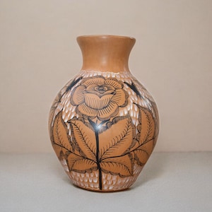 Hand-painted Mexican Ceramic Huáncito Floral Vase – Handcrafted Terracotta Pottery with Black Floral Design – Home Decor