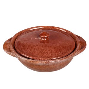 以下が含まれることがあります： 茶色のセラミックキャセロール皿と蓋。 皿は丸い形で、2つのハンドルと小さなノブが付いた蓋が付いています。 外側は質感のあるひび割れた外観です。