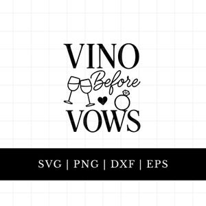 Może przedstawiać: Czarno-biała grafika z napisem "VINO Before VOWS" w ozdobnej czcionce. Projekt zawiera kieliszki do wina, serce i pierścionek. Poniżej tekstu znajduje się czarny baner z typami plików: SVG | PNG | DXF | EPS.