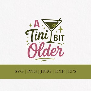 Könnte beinhalten: Grafikdesign mit einem Martini-Glas und dem Schriftzug "A Tini Bit Older" in Grün und Rosa. Das Design enthält die Dateiformate SVG, PNG, JPEG, DXF und EPS auf weißem Hintergrund.