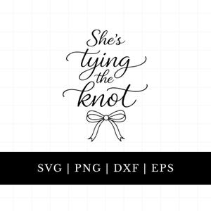 Könnte beinhalten: Schwarz-weiß Grafik mit dem Text "She's tying the knot" in eleganter Schrift, verziert mit einer Schleife. Unter dem Text befindet sich ein schwarzes Banner mit den Dateitypen: SVG | PNG | DXF | EPS.