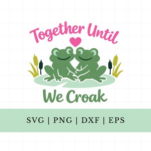 Op de afbeelding: Een digitale illustratie van twee groene kikkers die elkaars hand vasthouden, met de tekst "Together Until We Croak" in roze en groen. Een roze hart staat boven de kikkers. De onderkant van de afbeelding bevat de tekst "SVG | PNG | DXF | EPS".