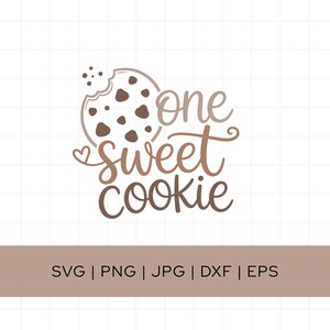Może przedstawiać: Brązowo-beżowa grafika z napisem "one sweet cookie" w ozdobnej czcionce. Powyżej tekstu znajduje się nadgryzione ciastko z kawałkami czekolady. Poniżej typy plików: SVG, PNG, JPG, DXF i EPS.