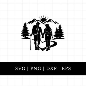 Op de afbeelding: Zwart-wit silhouet van een wandelend stel, hand in hand, met rugzakken, wandelstokken en een hartvormig pad. Bergen, zon en dennenbomen op de achtergrond. De tekst "SVG | PNG | DXF | EPS" staat onderaan.